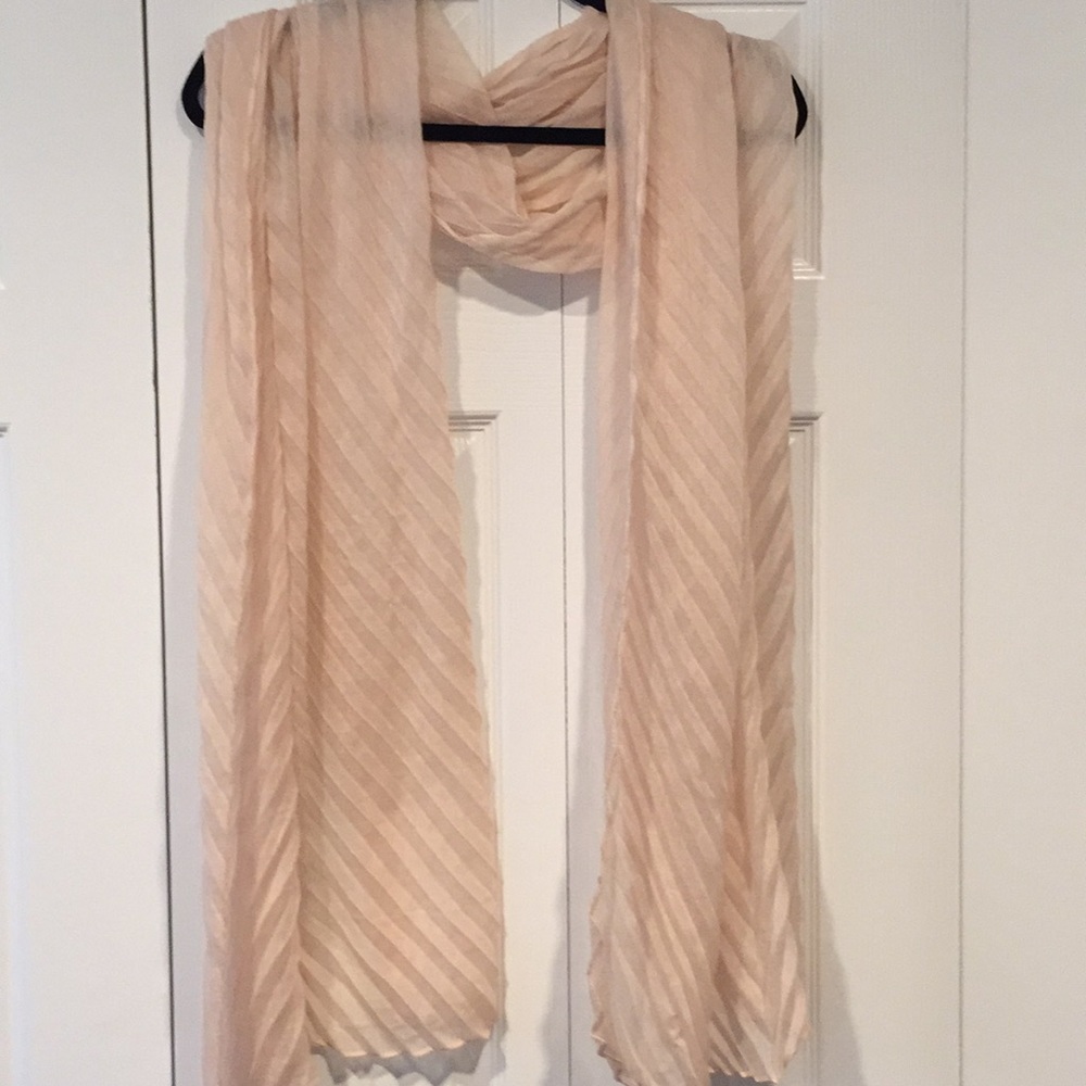 Crimped peach scarf